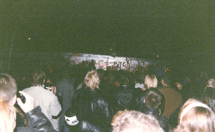 9. "Я взяла небольшой кусочек от Берлинской стены, когда её разрушали 9 ноября 1989 года"