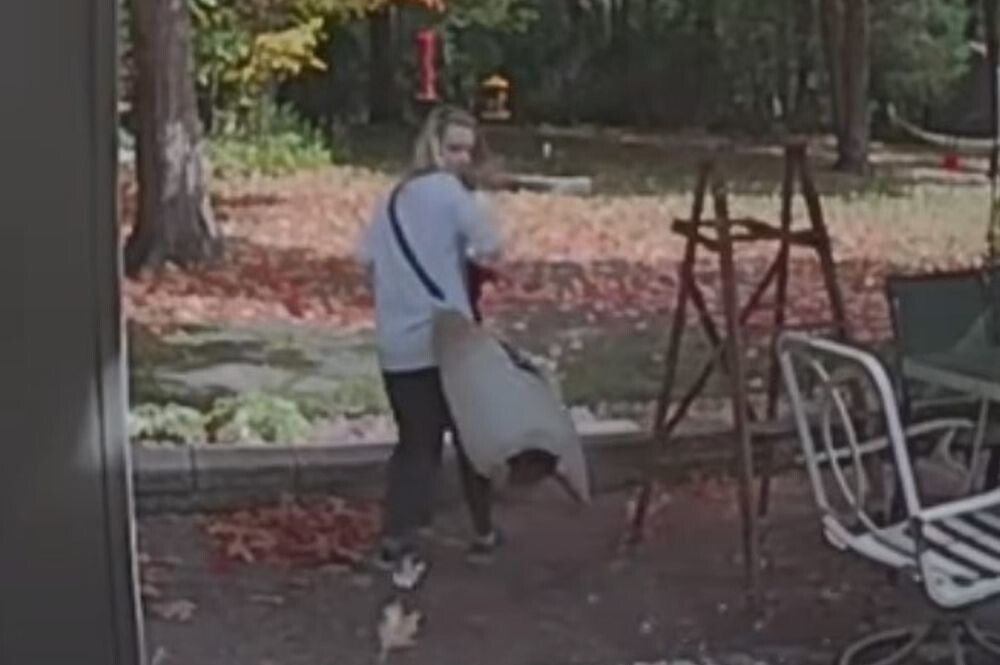 Женщина попала в курьезную ситуацию во время уборки территории
