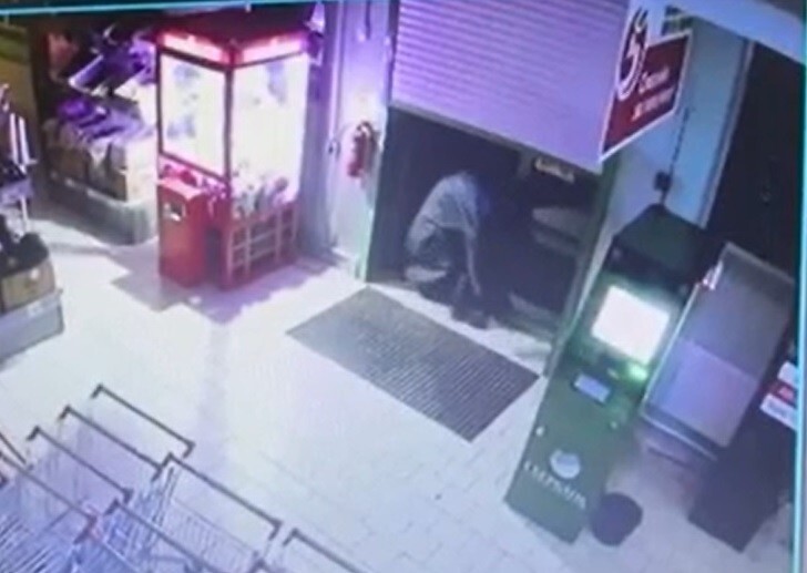 В Краснодарском крае двое мужчин попытались взорвать банкомат с 2,8 млн рублей внутри