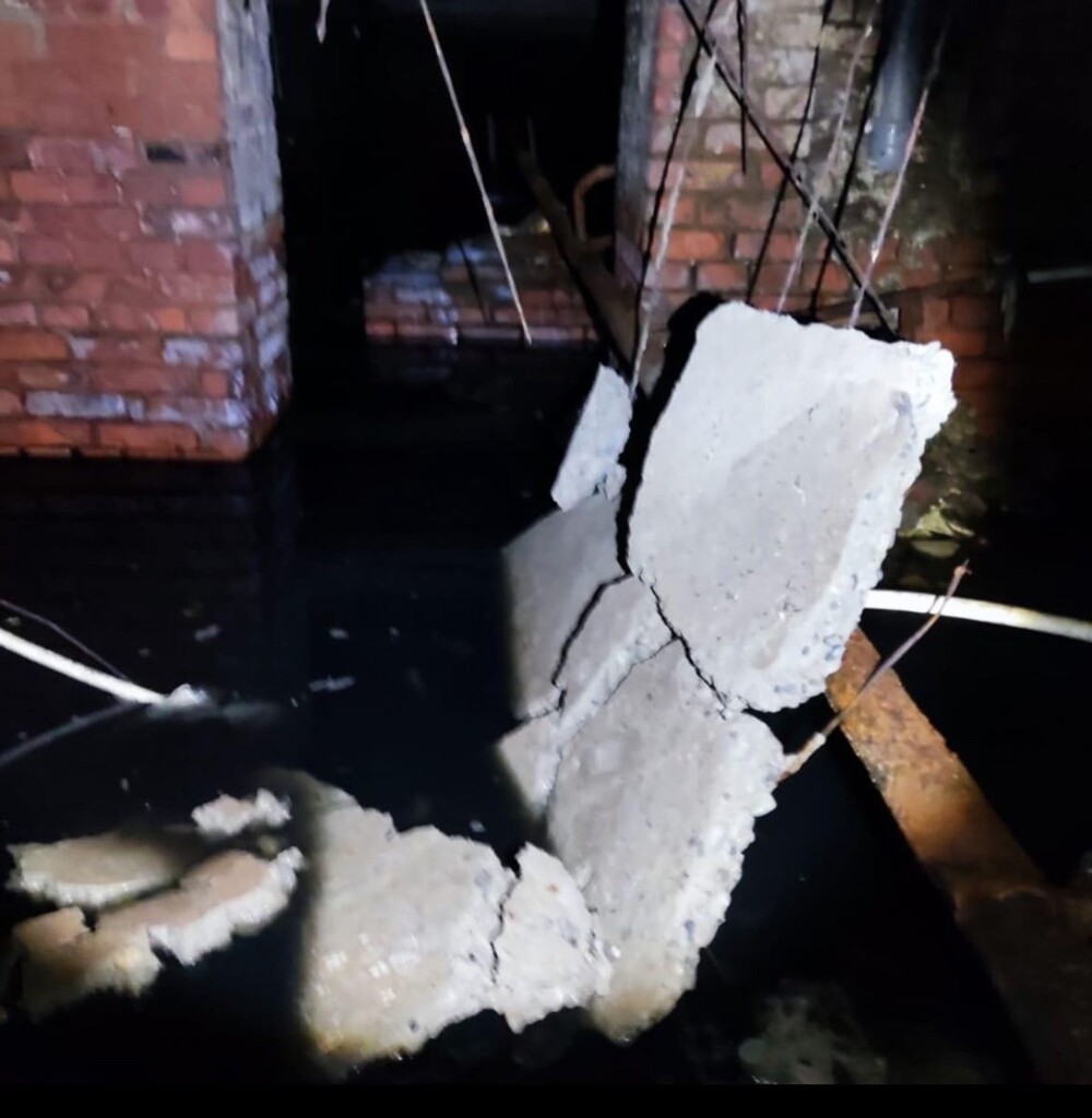 "Он падает!": в сети появились кадры начала обрушения подъезда пятиэтажки в Астрахани