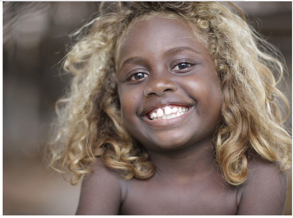 1. Коренные жители Соломоновых островов, меланезийцы, известны своей красивой темной кожей и светлыми от природы волосами