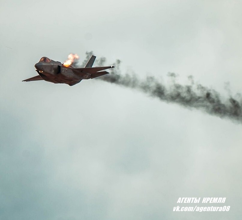 Американский F-35 с дымком и огоньком еще более невидим чем обычно! 
