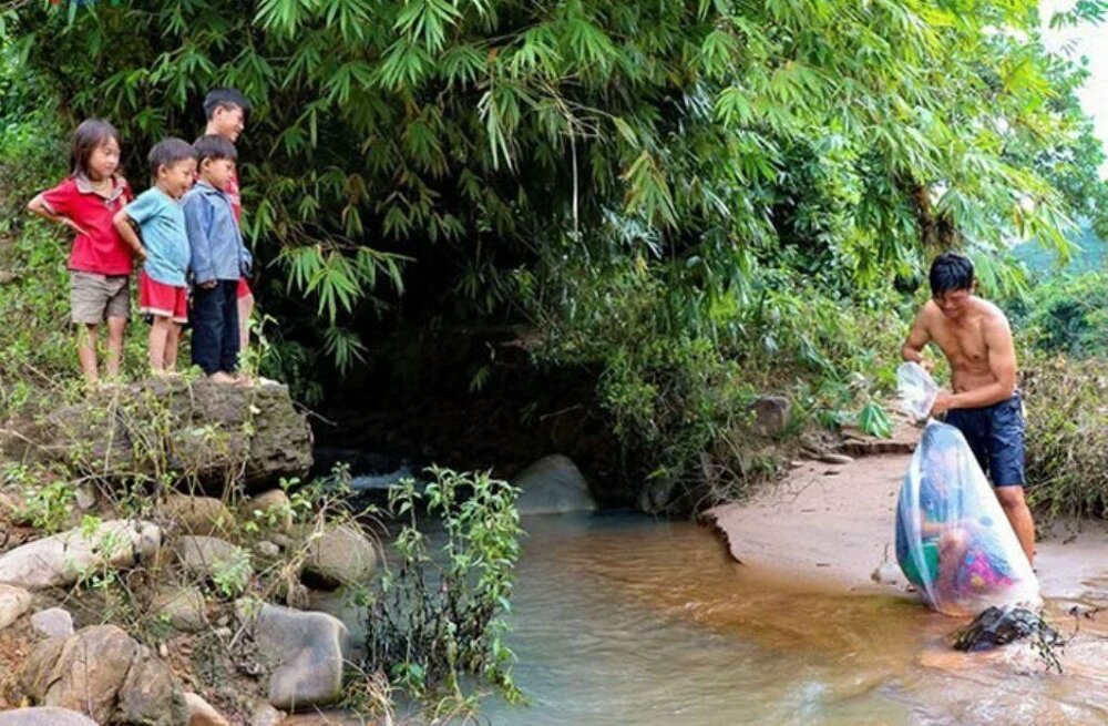 Дети плавают в пакетах: тяжелый путь до школы учеников вьетнамской деревни