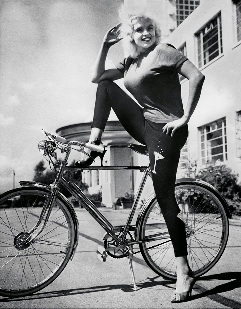 Вдохновляющие фото роскошных актрис прошлого на велосипедах, от которых не оторвать глаз