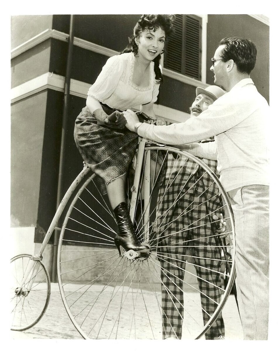 Вдохновляющие фото роскошных актрис прошлого на велосипедах, от которых не оторвать глаз