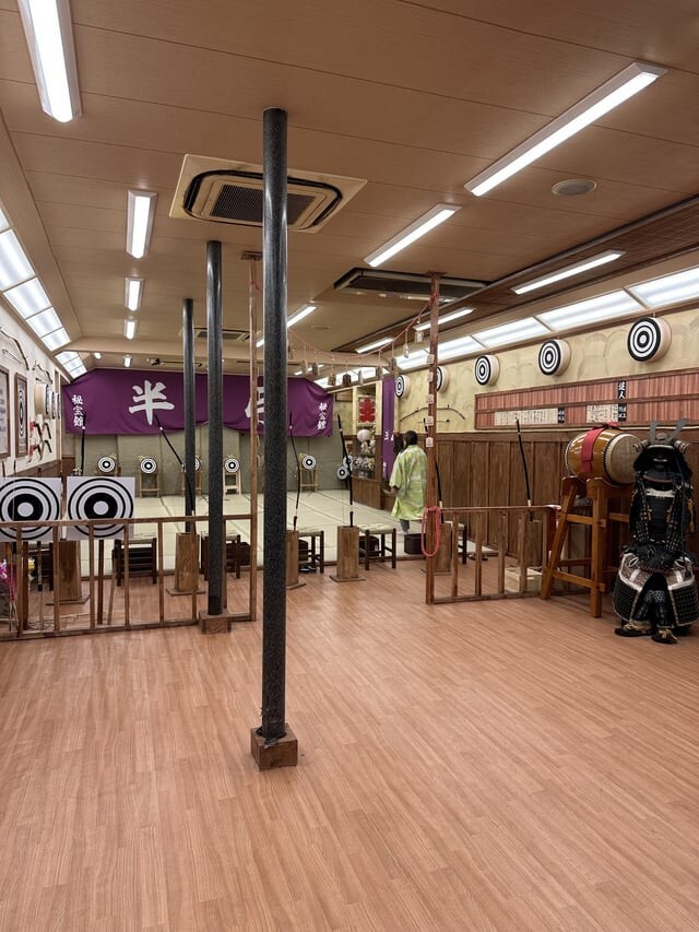 6. На самом деле в Японии так много развлечений на любой вкус, что посреди города можно наткнуться на магазин стрельбы из лука