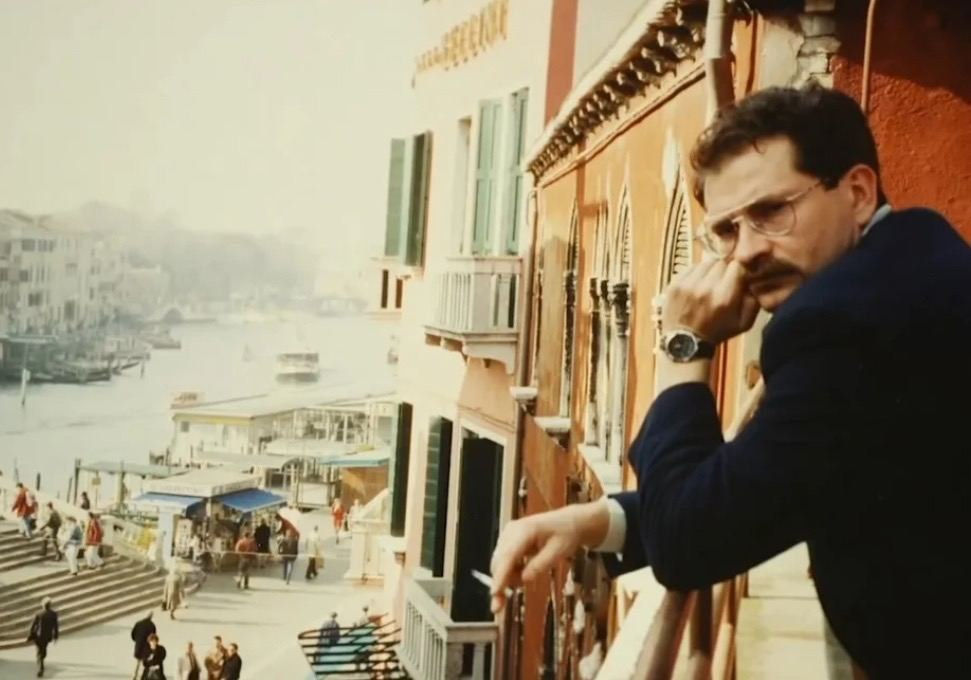 Владислав Листьев  на балконе отеля Венеция, начало 1990-х