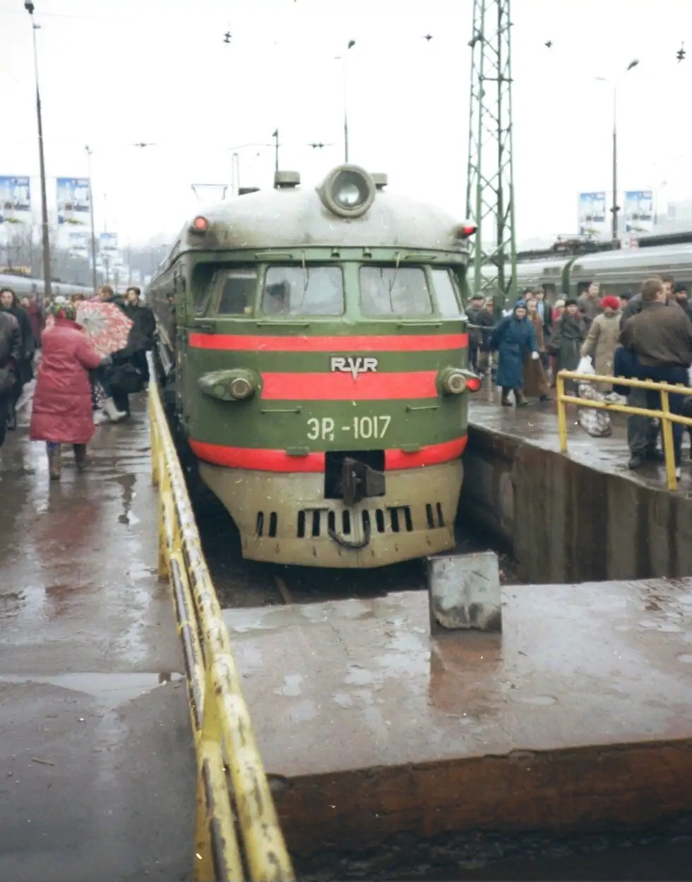 	ЭР2–1017 на Ярославском вокзале, 1997 год, Москва