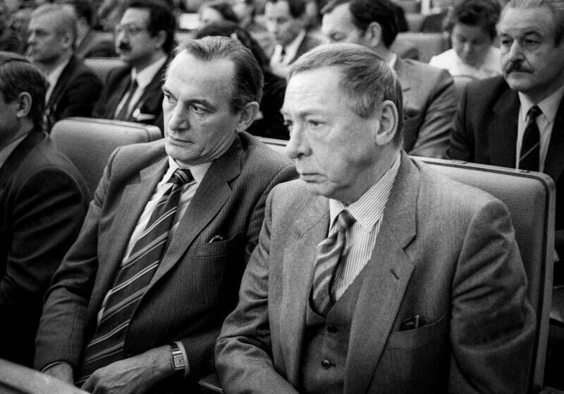 Василий Лановой и Олег Ефремов в зале Кремлевского Дворца съездов во время работы 18-го съезда ВЦСПС, 1987 год.