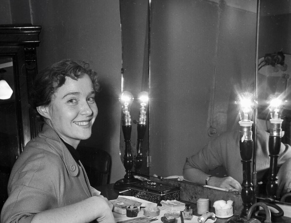 Руфина Нифонтова в гримерной перед началом спектакля, 1958 год.