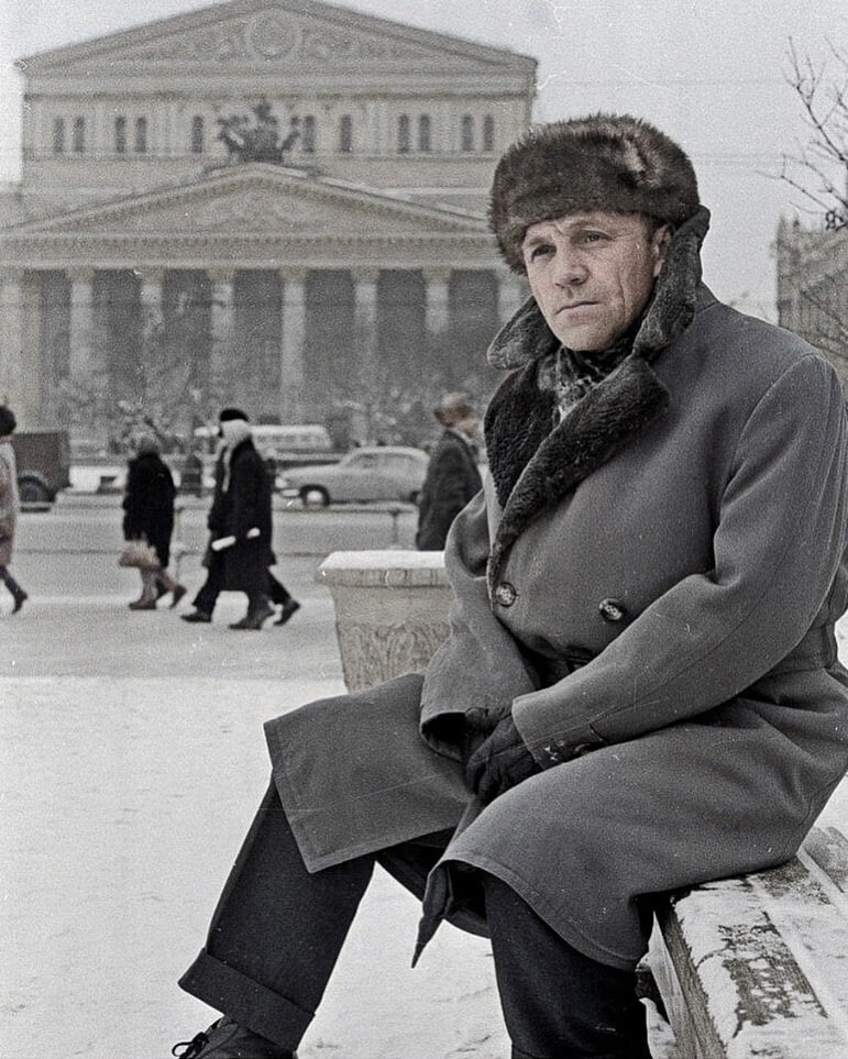 Михаил Ульянов у здания Большого театра на площади Свердлова, 1964 год.