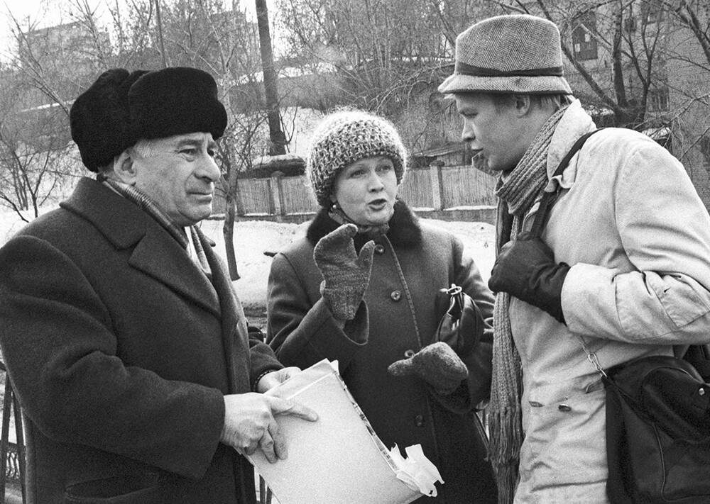 Режиссер Георгий Натансон вместе с Натальей Гундаревой и Александром Кузнецовым на съемках фильма «Аэлита, не приставай к мужчинам», 1988 год.