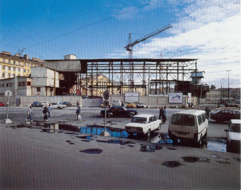 На площади Мира, которая уже через год снова станет Сенной, продолжается строительство станции метро "Садовая".