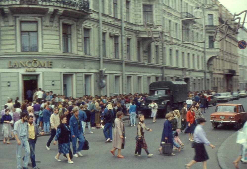 Летом 1991 года, на углу Невского проспекта и Караванной улицы открыли магазин Lancome. Очереди за французской косметикой были колоссальные :)