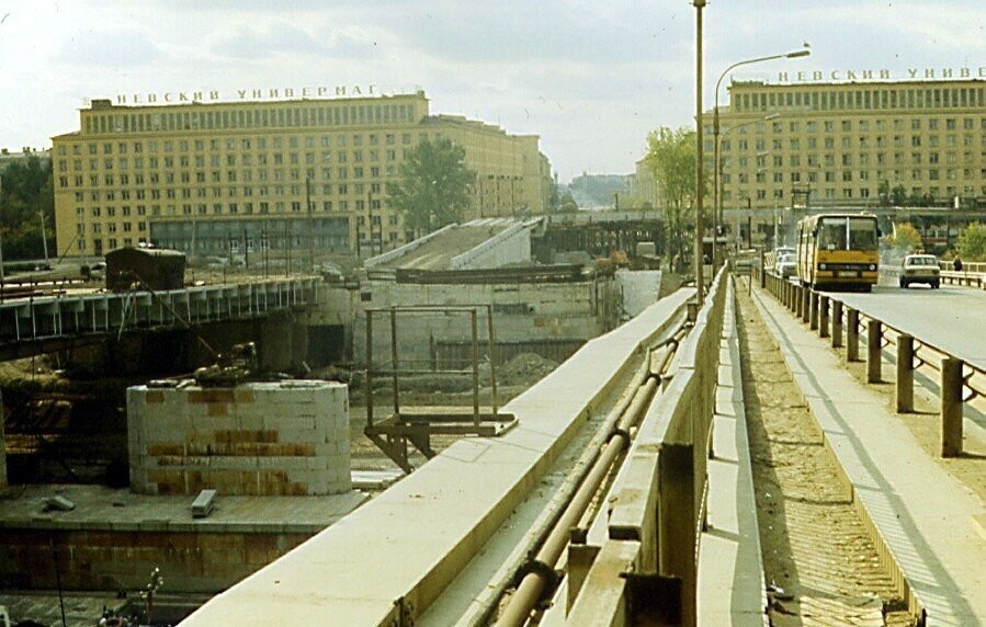А в Невском районе продолжается реконструкция Володарского моста. Фермы моста уже сняли, а движение перевели на временный мост-дублёр.