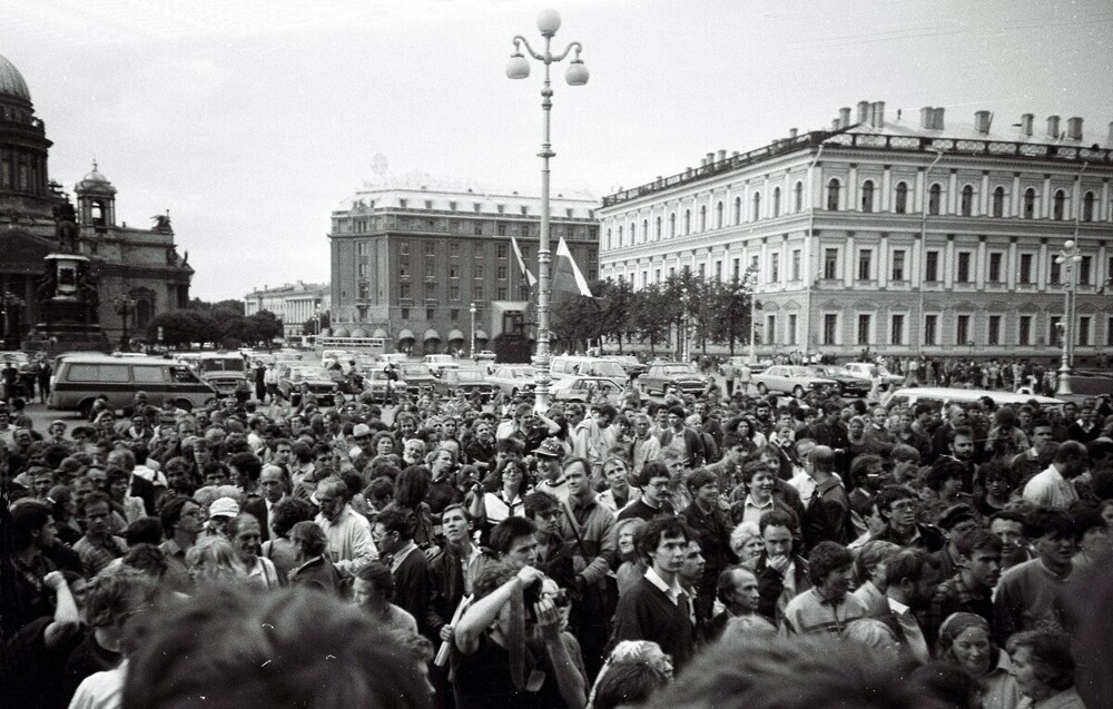 Митингов было очень много. Самые крупные проходили во время августовского путча. Вот, например, 19 августа 1991 года, митинг около Мариинского дворца.