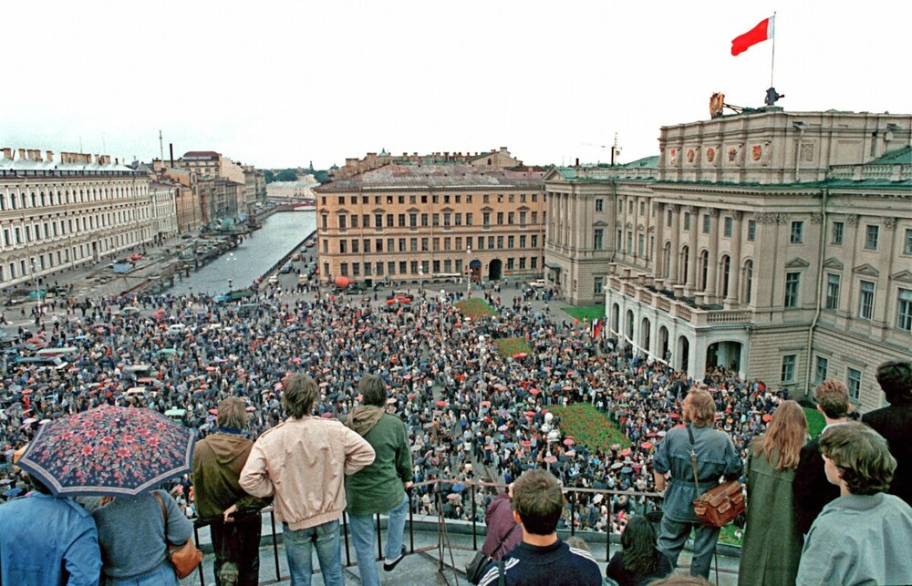Митинг у здания Ленсовета на Исаакиевской площади. Время действия то же, что и на прошлом снимке - август 1991 года.