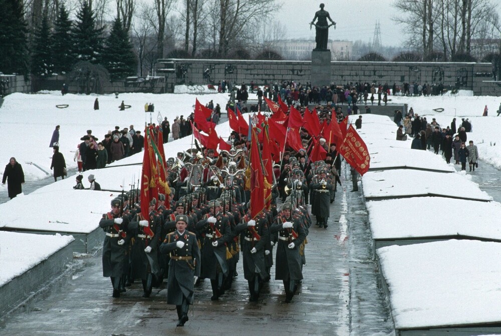 Шествие на Пискарёвском мемориальном кладбище под советскими знамёнами.