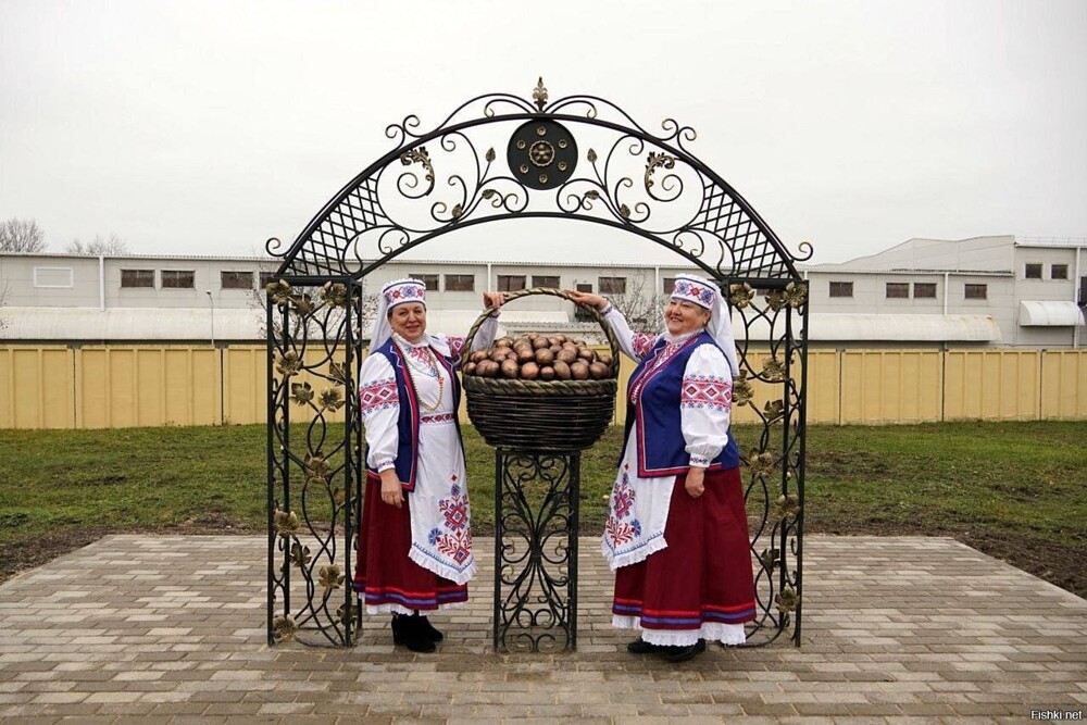 В Беларуси установили памятник картошке