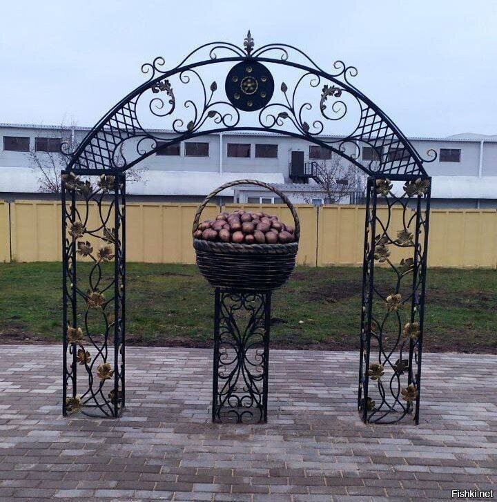 В Беларуси установили памятник картошке