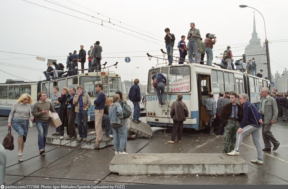 20 августа 1991 года. Москвичи сооружают заслон из троллейбусов на проспекте Калинина (ныне - улица Новый Арбат).