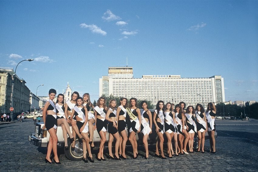 В августе 1991 года участницы конкурса красоты позируют на фоне гостиницы "Россия".