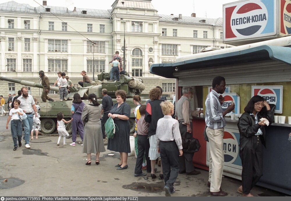 19 августа 1991 года - на Крымской площади соседствуют танки и ларёк Пепси-Колы. В этот день ещё было непонятно, чем закончится путч.