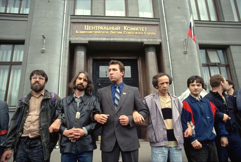 Москвичи охраняют здание ЦК КПСС от погрома.