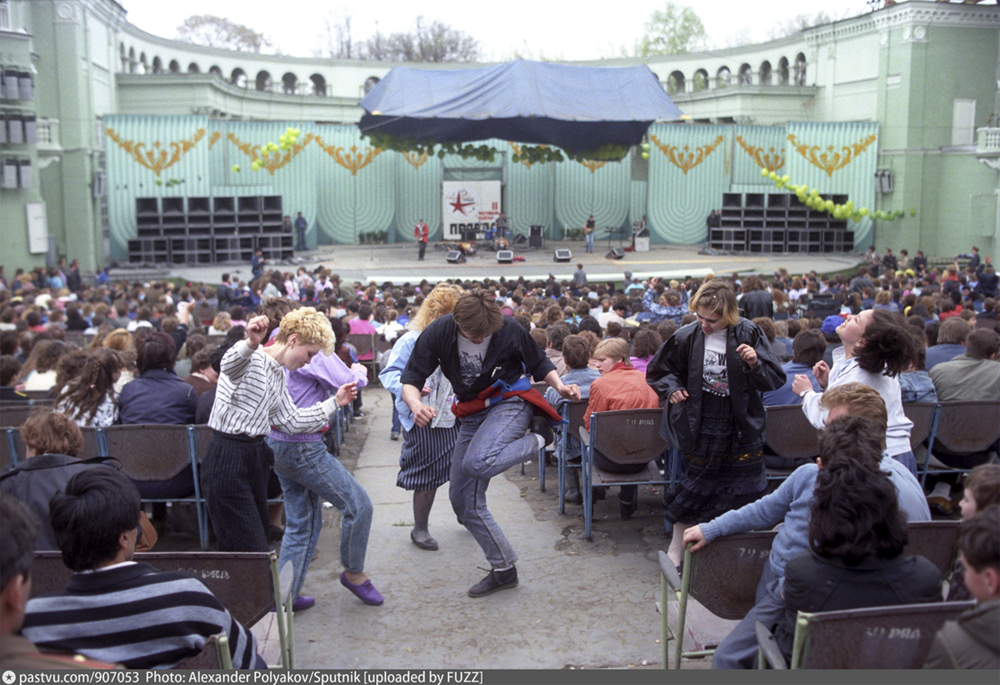 2 мая 1991 года, музыкальный марафон в Зелёном театре ВДНХ. Выступает группа "Мистер Твистер".