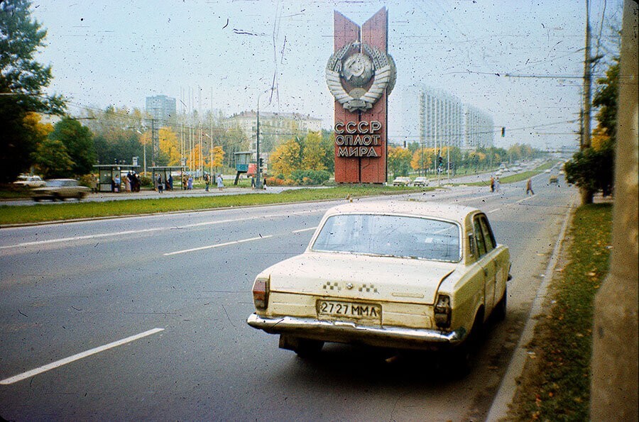 Стела на перекрёстке Ленинского проспекта и улицы Кравченко.