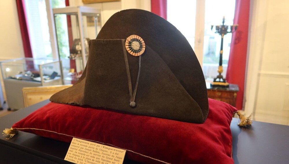 Легендарную шляпу Наполеона продали на аукционе