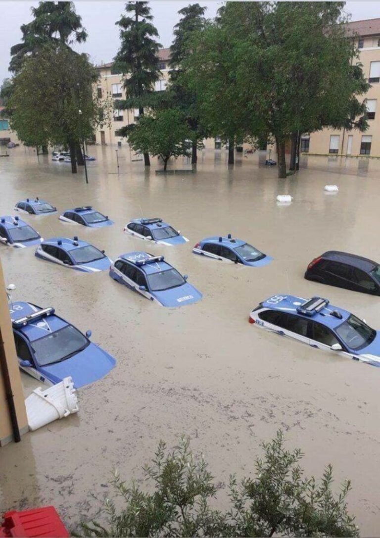 24. Полицейские машины и наводнение в Чезене, Италия