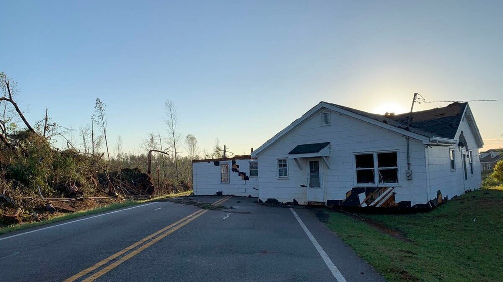 12. Торнадо в Томастоне, штат Джорджия, сорвал дом с фундамента и бросил его на дорогу