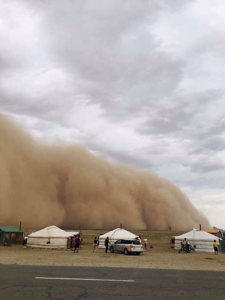 13. Песчаная буря в Монголии