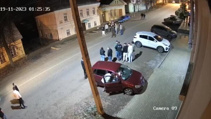В Новгородской области посетитель ресторана наехал на оппонента, который его избил в заведении
