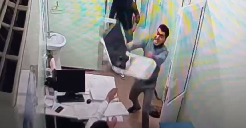 В Ташкенте парень кинул стул во врача за отказ в госпитализации
