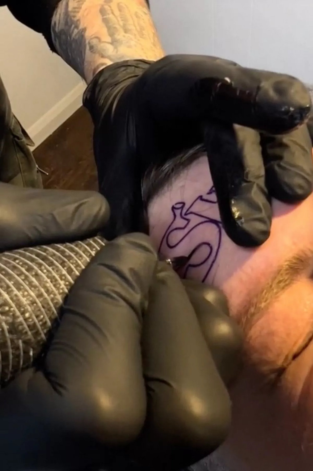 Настоящий киноман: парень сделал татуировку «Шрэк» на лбу