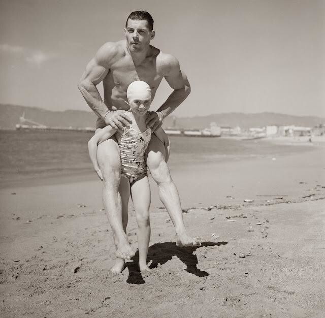 12. Патрисия О'Киф, юная бодибилдерша, держит 90-килограммового мужчину, 1940 год