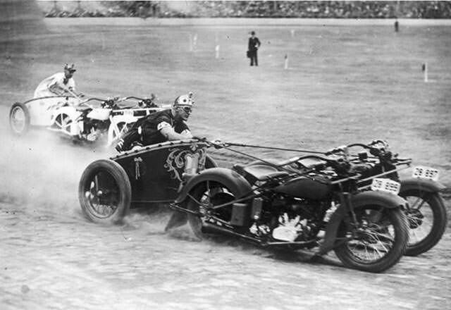 32. Полиция Нового Южного Уэльса, Австралия, превратила мотоциклы в гоночные колесницы, 1936 год