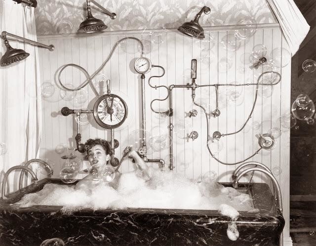 9. Актриса Энн Блит принимает пенную ванну, 1949 год