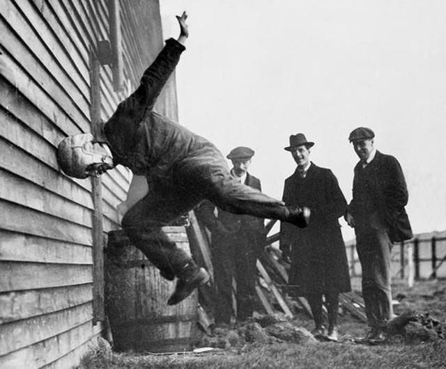 28. Испытания прототипа нового футбольного шлема, 1912