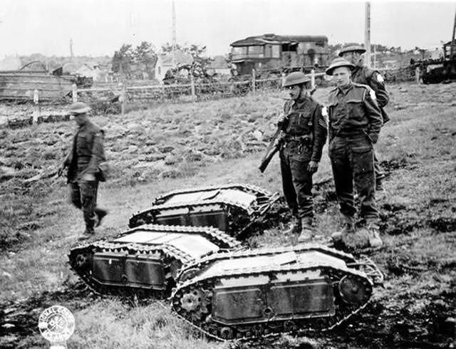 23. Британские солдаты с захваченными немецкими танкетками "Голиаф", 1939-1945
