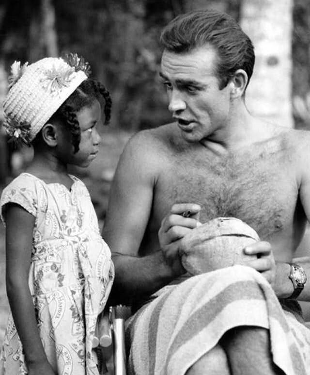 19. Шон Коннери подписывает кокосовый орех для ямайской поклонницы, 1962 год