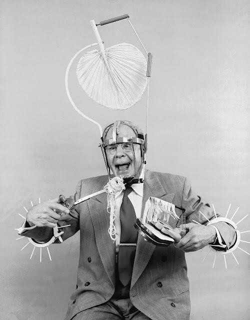 4. Изобретатель Рассел Э. Оукс со своими девайсами для решения проблем, включая крутящееся приспособление для поедания спагетти, 1955 год