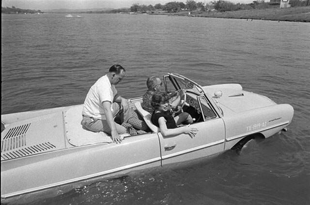 22. 36-й американский президент Линдон Джонсон на своей машине-амфибии, 1965 год