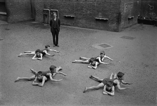 17. Дети учатся техникам плавания, 1922