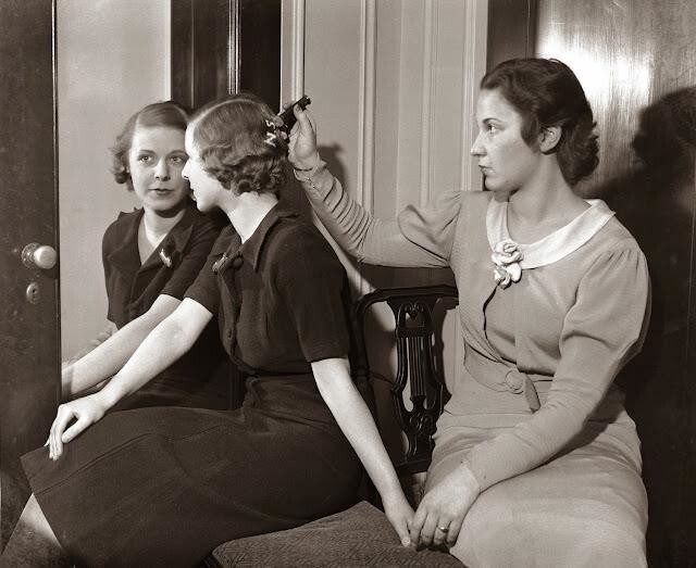 6. Девушки используют новый тренд - гаджет для нанесения инициалов на волосы. 1933 год