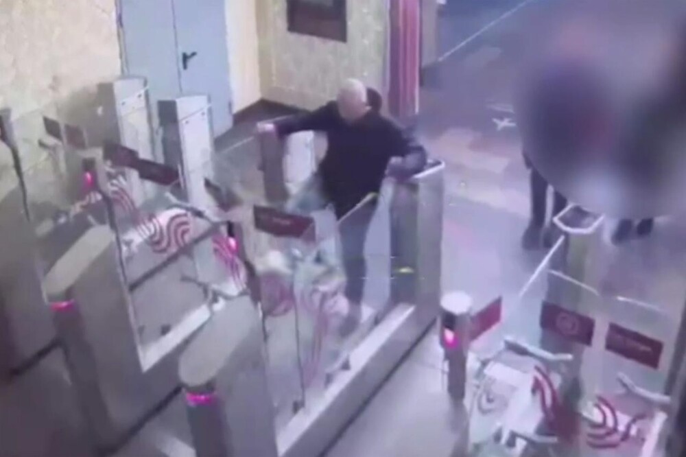 Нетрезвый мужчина разбил створку турникета в метро