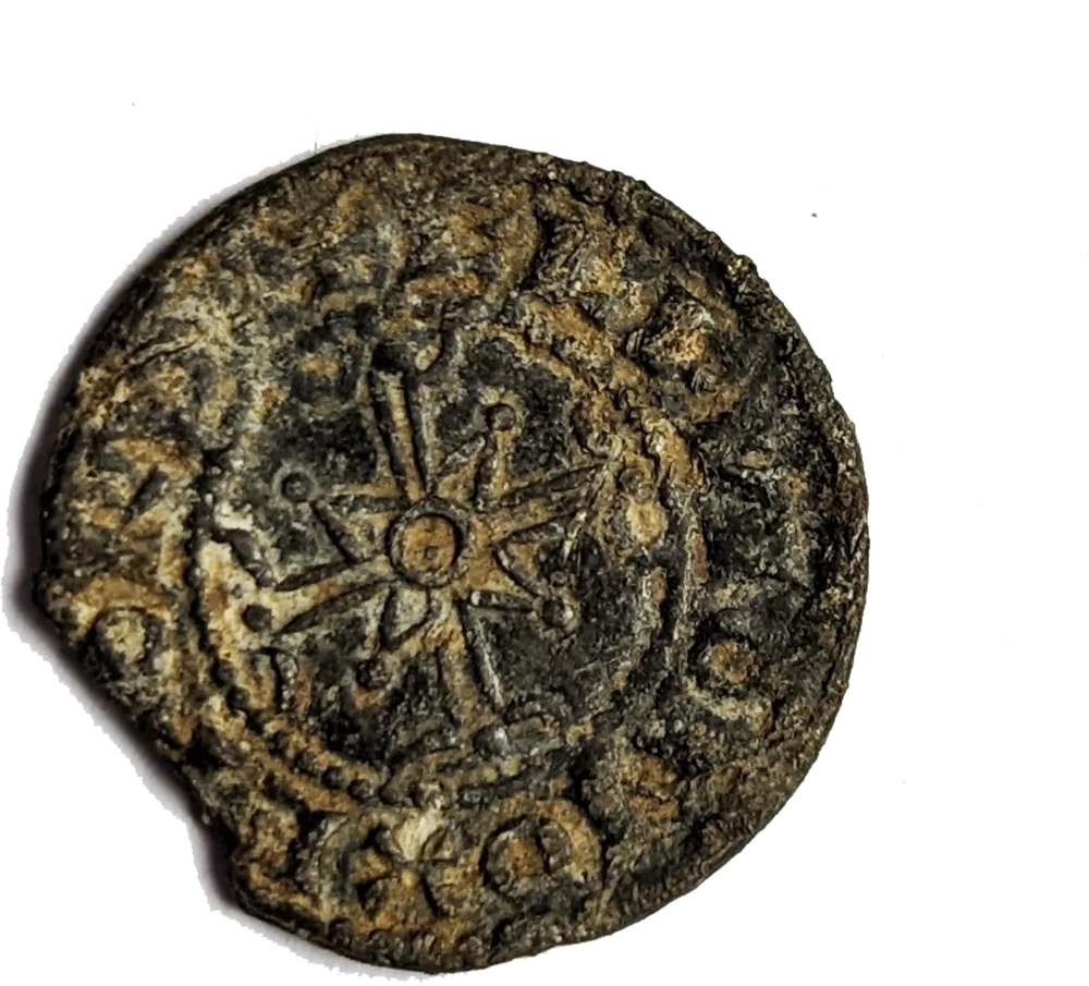 Девочка нашла на школьной площадке монету 1000-летней давности