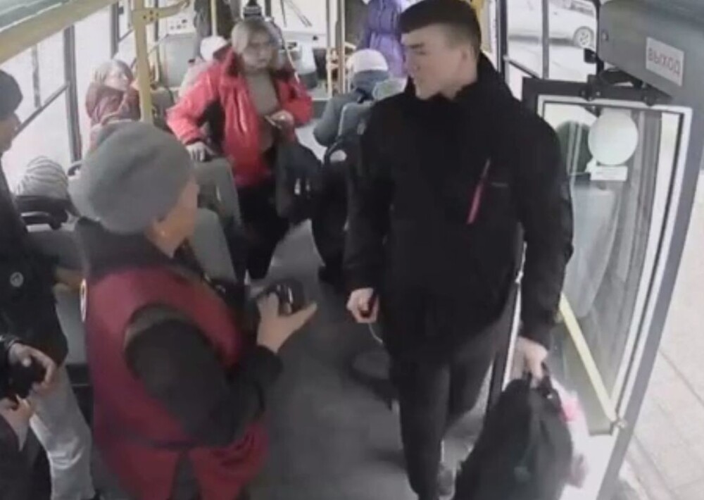 В Красноярске мужчина распылил в лицо кондуктору перцовый баллончик и выбежал из салона